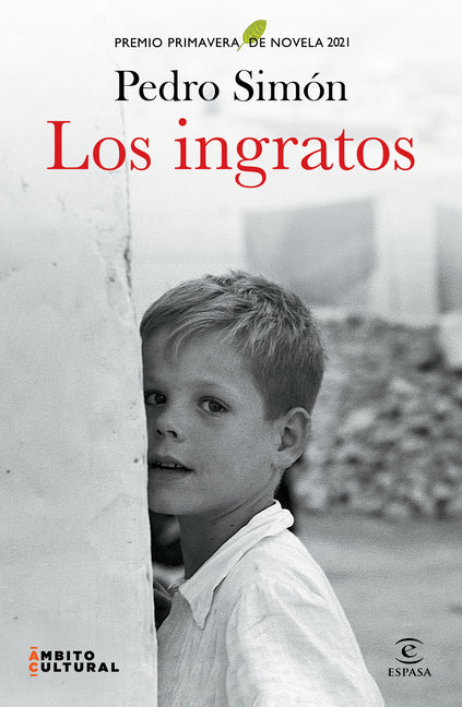 Paperback of "Los Ingratos" by Planeta Publishing, winner of the Primavera Novel Prize 2021, with cover featuring the book's title and design.