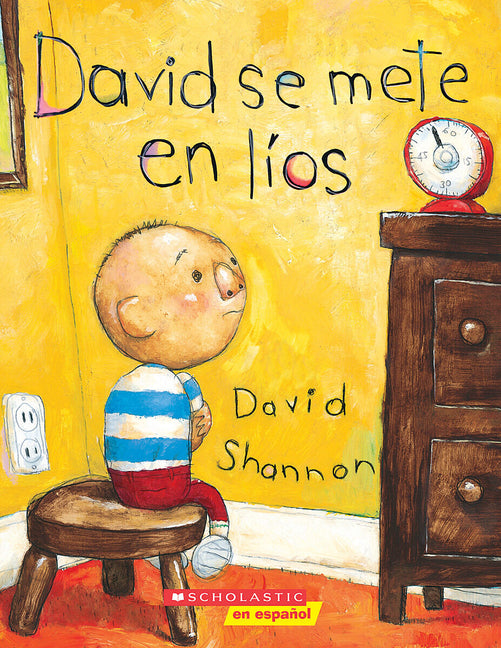 Paperback book titled "David Se Mete en Lios" by Scholastic en Espanol, featuring a colorful illustrated cover.