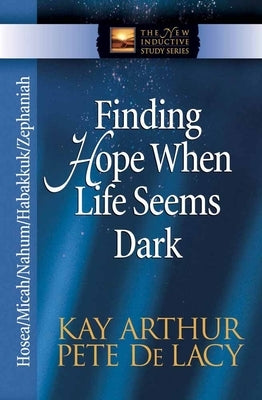 Finding Hope When Life Seems Dark: Hosea/Micah/Nahum/Habakkuk/Zephaniah Paperback Harvest House Publishers